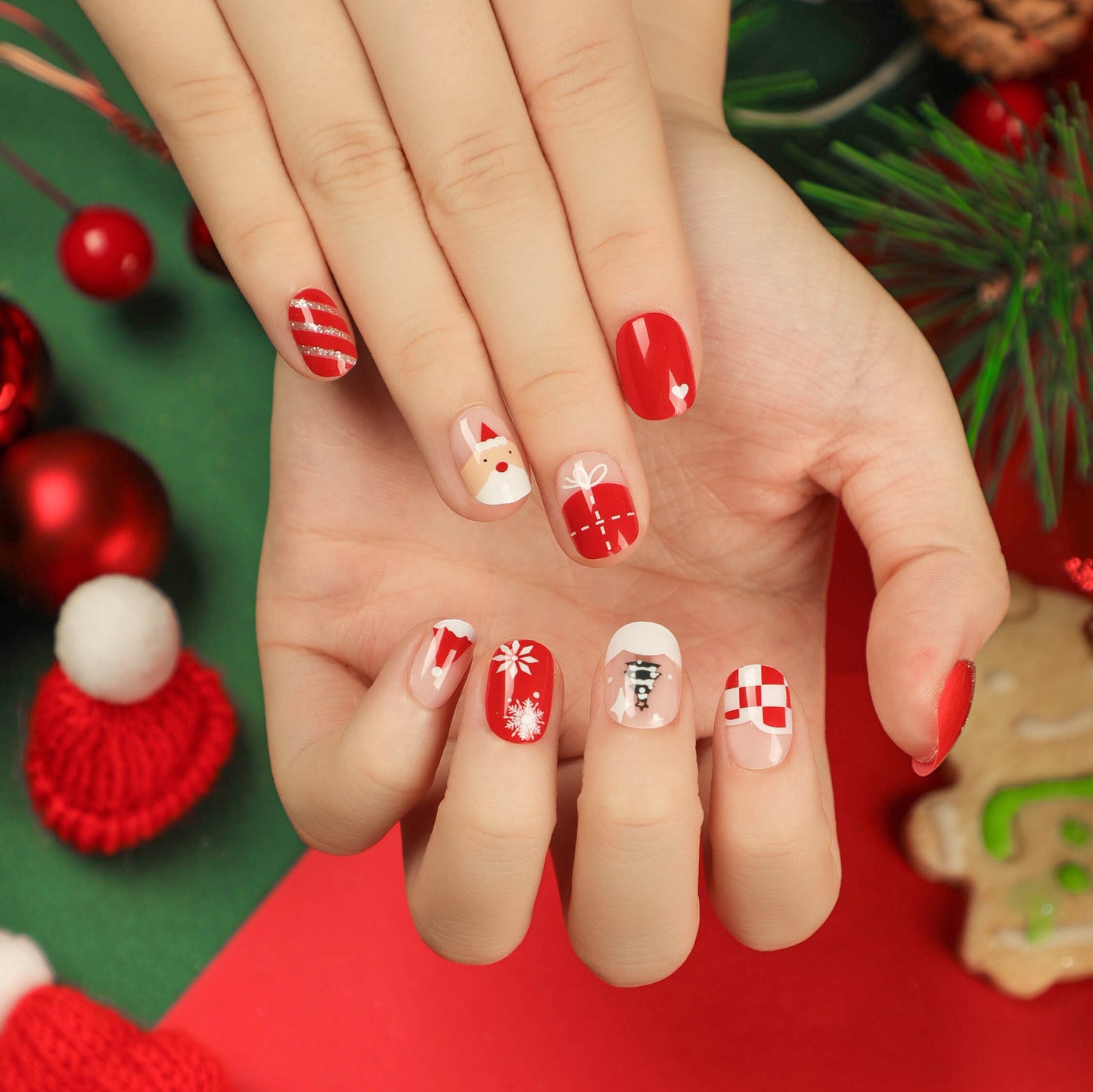 [Christmas 2024] Christmas Theme Santa Claus and Present Short Press On Nails