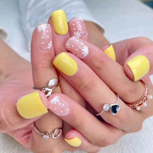 [AUTUMN SALE] Yellow and White Daisy Flowers Short Press On Nails - Belle Rose Nails