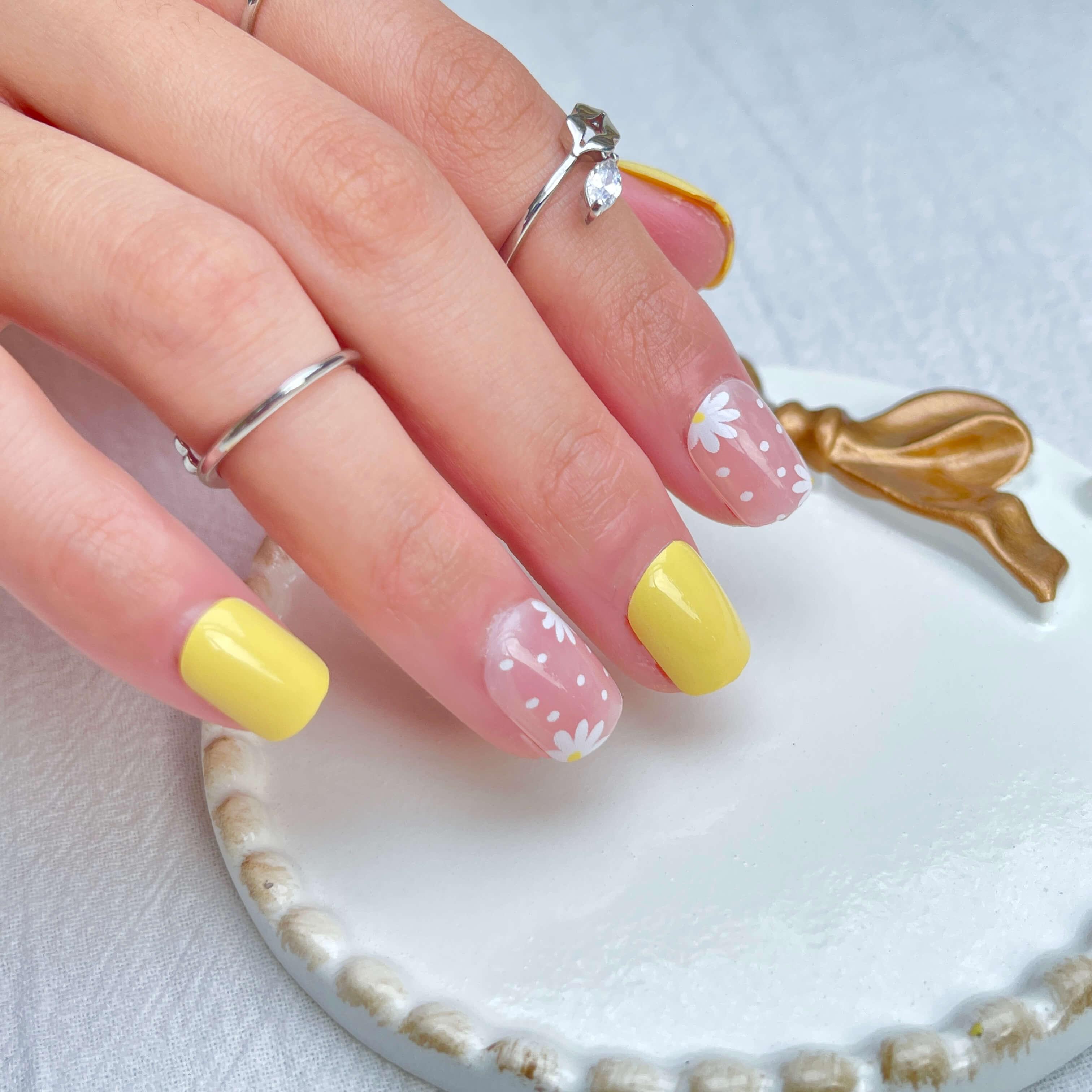 autumn sale yellow and white daisy flowers short press on nails belle rose nails 2