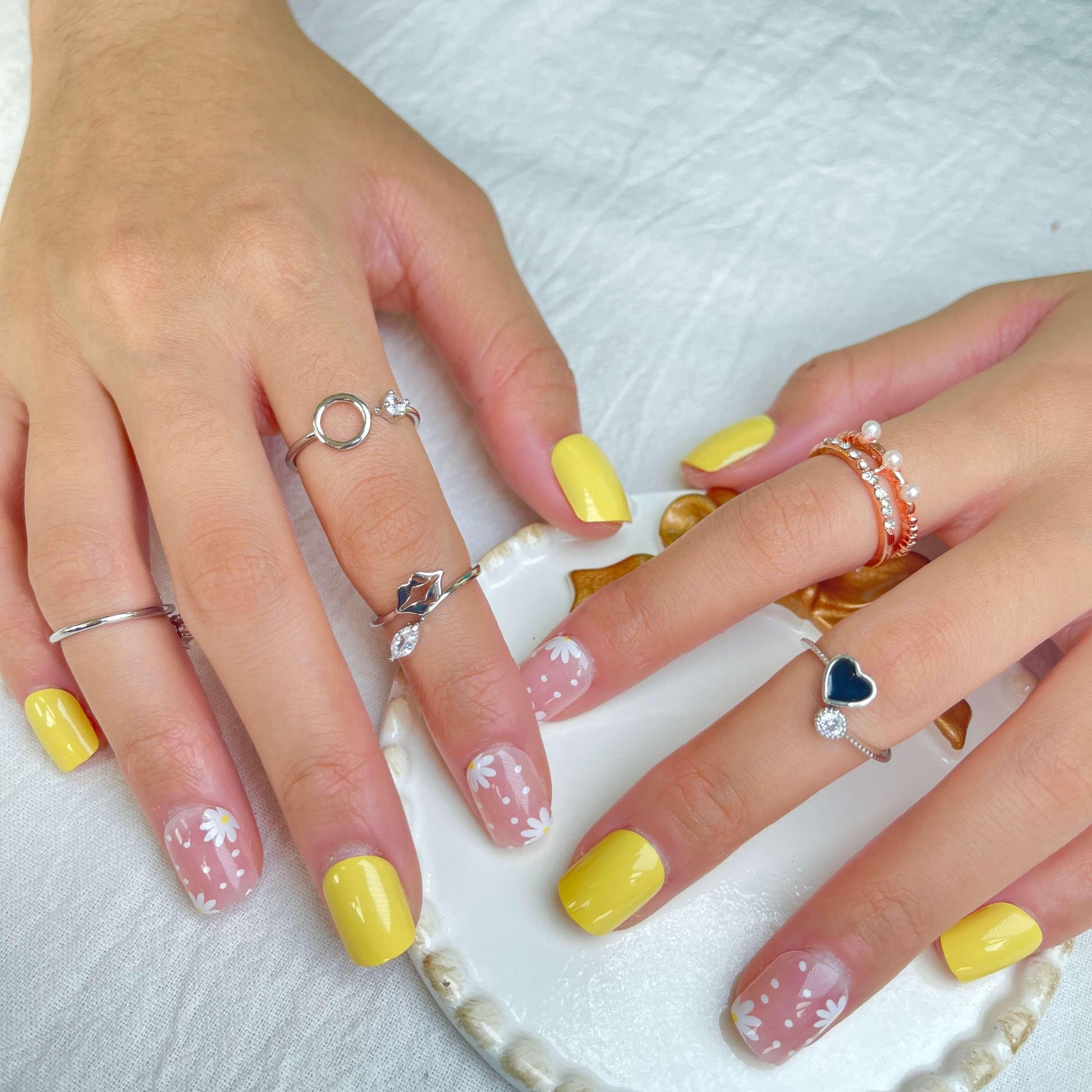 [AUTUMN SALE] Yellow and White Daisy Flowers Short Press On Nails - Belle Rose Nails